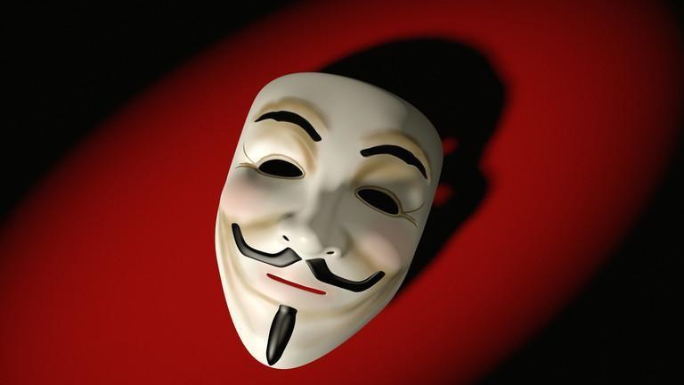 Ảnh mặt mày nạ hacker Guy Fawkes - Biểu tượng của group hacker Anonymous.