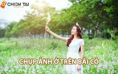 chụp ảnh nằm trên cỏ