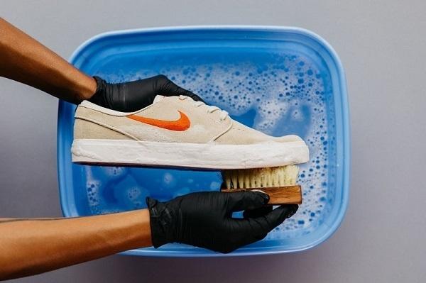 giặt giày sneaker