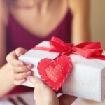 Valentine ai tặng quà ai? Valentine là ngày của con trai hay con gái