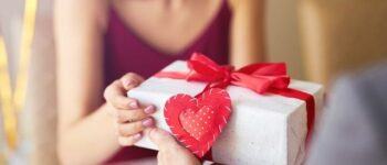 Valentine ai tặng quà ai? Valentine là ngày của con trai hay con gái