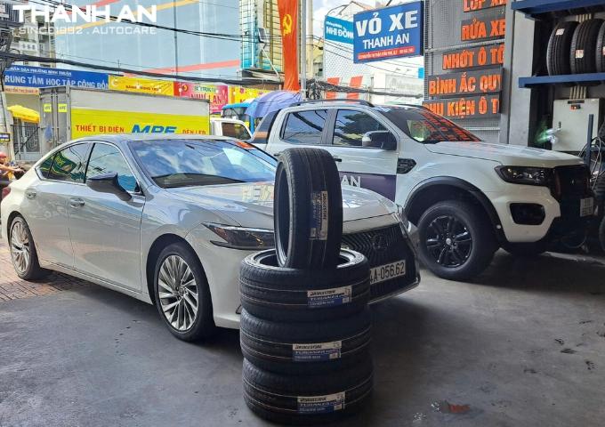 Khách hàng thay 4 Lốp Bridgestone 235/45R18 Turanza T005A Thái Lan cho xe Lexus ES250 tại quận 7