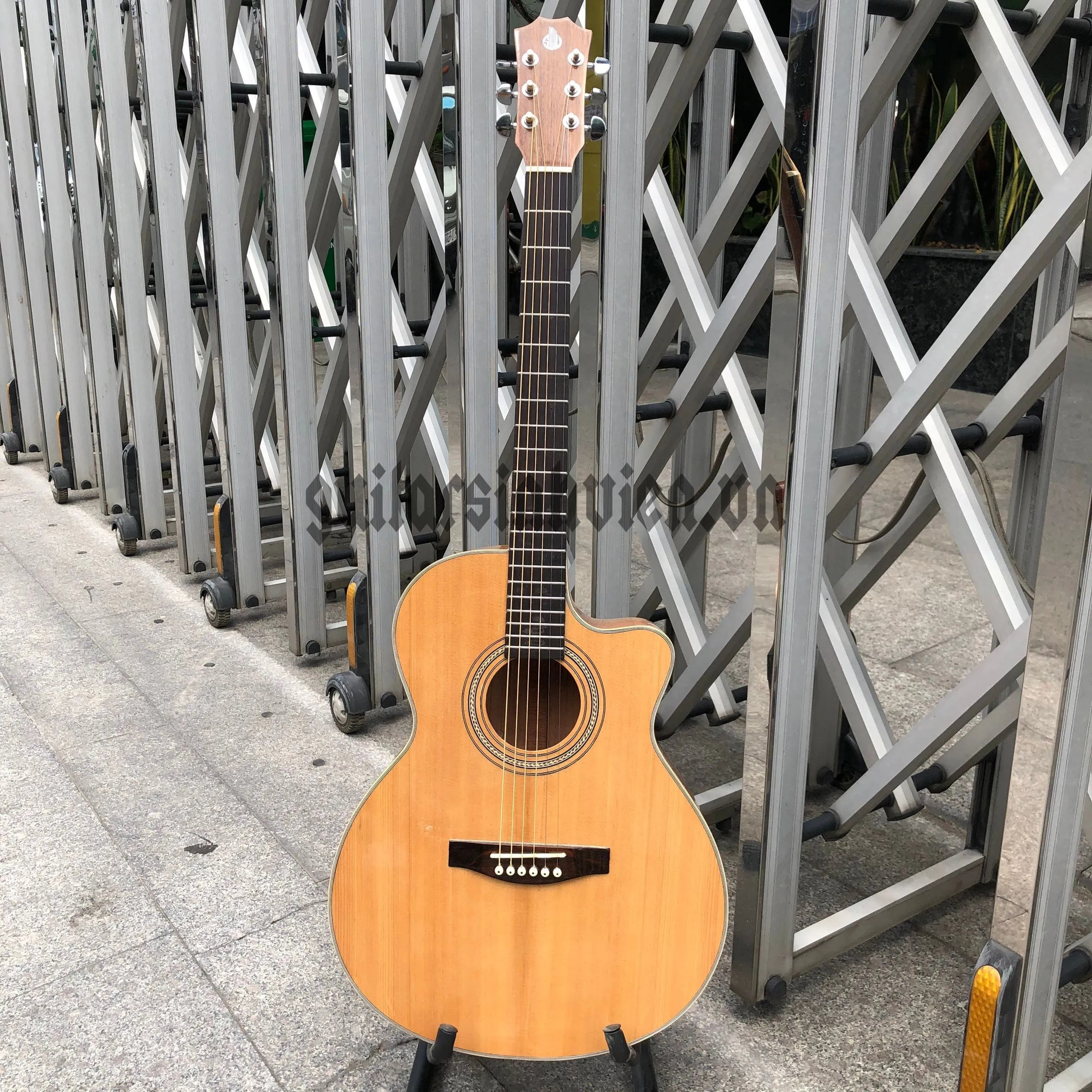 chụp ảnh với đàn guitar nam